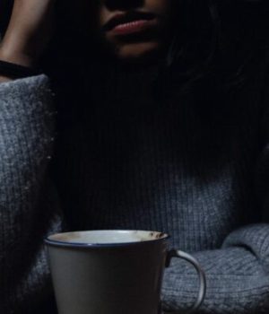 Jeune femme devant une tasse