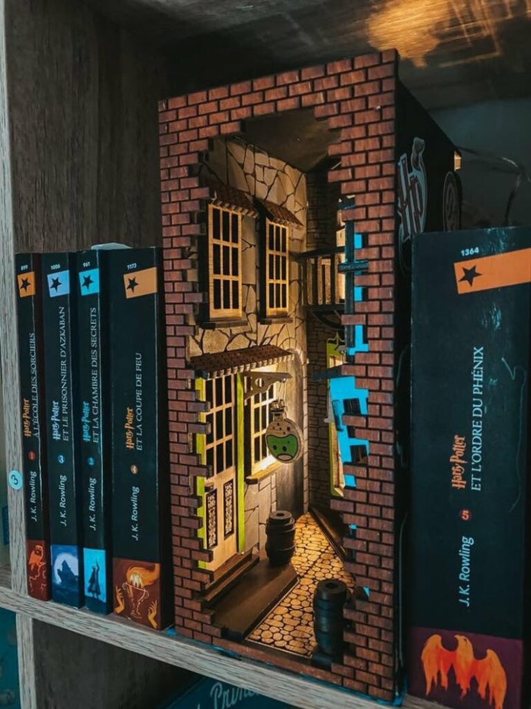 Décoration d'étagère Chemin de Traverse, 73€ Décoration d'étagère Chemin de Traverse, 73€