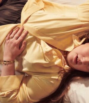 Lena Dunham pose dans la chemise en soie qu'elle a dessiné pour sa collab' avec 11 Honoré