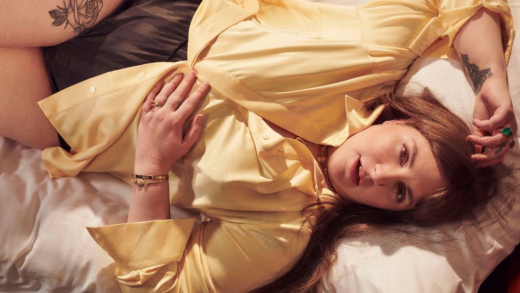 Lena Dunham pose dans la chemise en soie qu'elle a dessiné pour sa collab' avec 11 Honoré