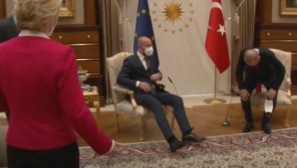Ursula von der Leyen face à Charles Michel et Recep Tayyip Erdogan