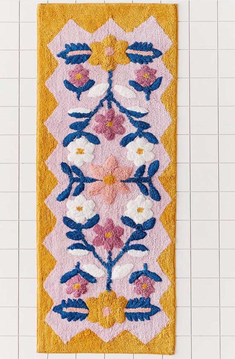 Tapis de bain moti floral folk Molly, 49€ chez Urban Outfitters Tapis de bain moti floral folk Molly, 49€ chez Urban Outfitters
