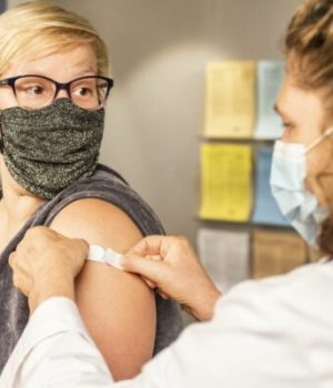 une femme qui vient de recevoir un vaccin