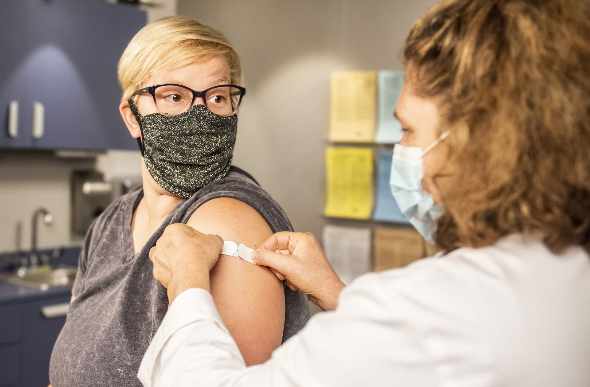 une femme qui vient de recevoir un vaccin