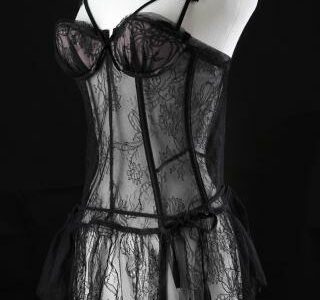 Bustier, Chantal Thomass, 2020, collection particulière © Hubert Genouilhac Bustier, Chantal Thomass, 2020, collection particulière © Hubert Genouilhac