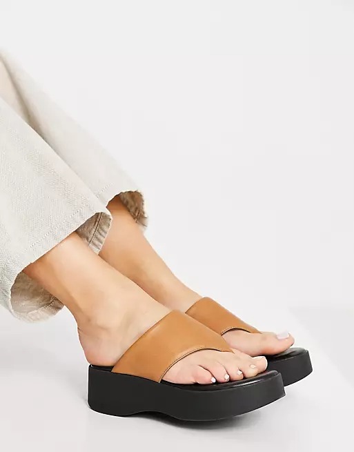 Tongs à plateforme compensée, Kalture, 48,95€. Tongs à plateforme compensée, Kalture, 48,95€.