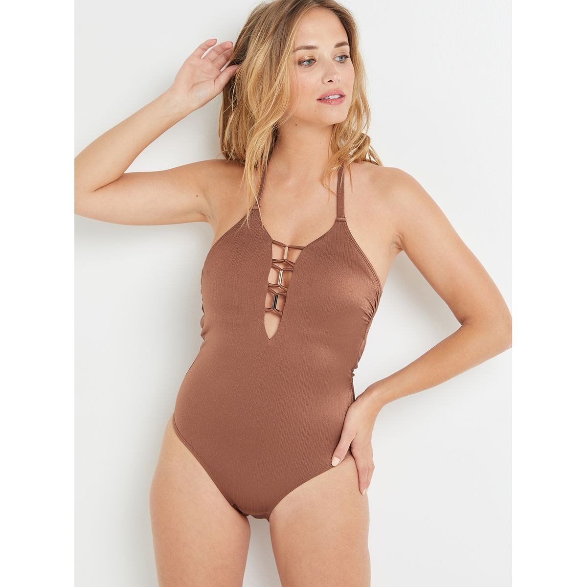 Maillot de bain uni caramel à décolleté lacé, Rougegorge, 31,43€ au lieu de 44,90€.