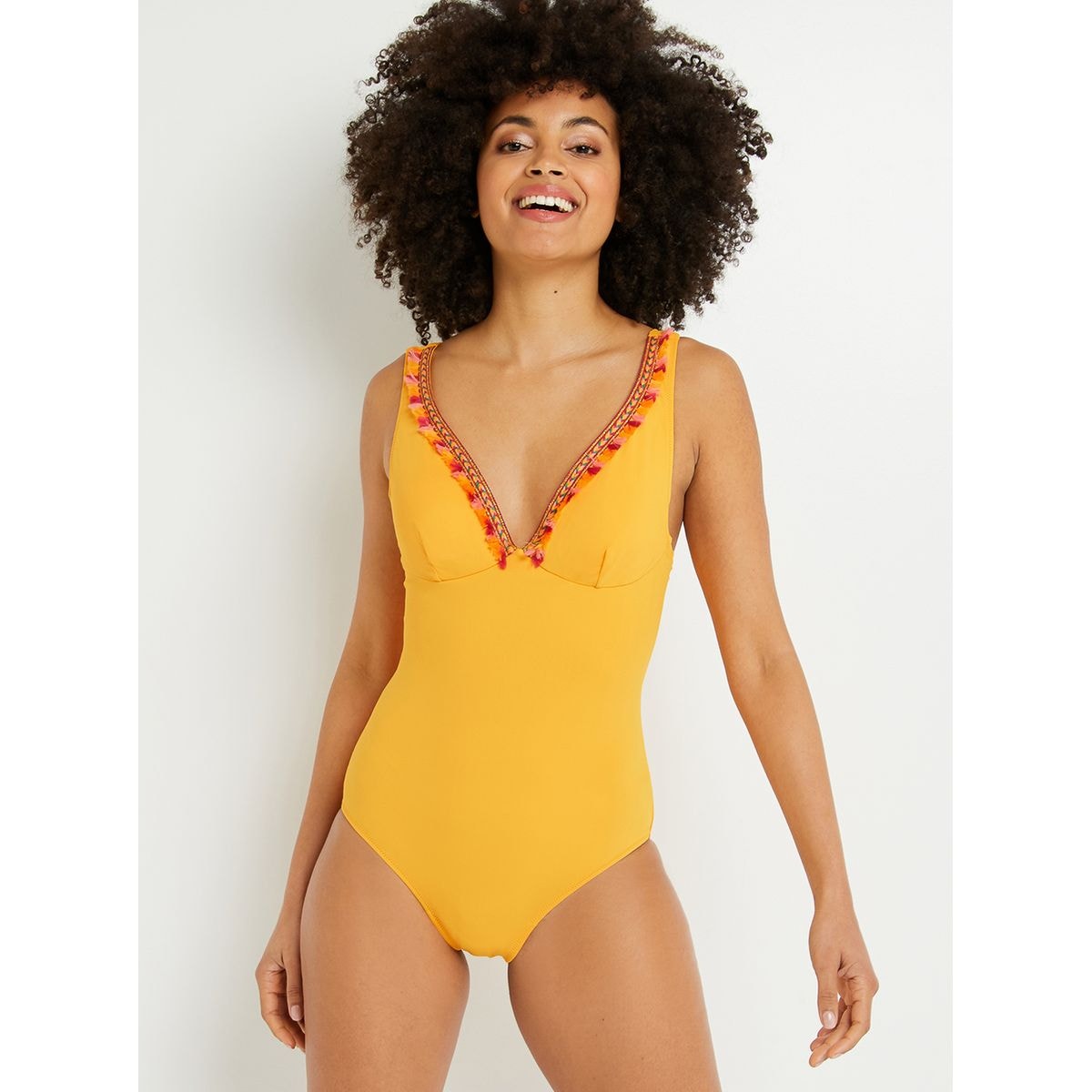 Maillot de bain une pièce jaune, bordé d’un motif orange, Rougegorge, 31,43€ au lieu de 44,90€.