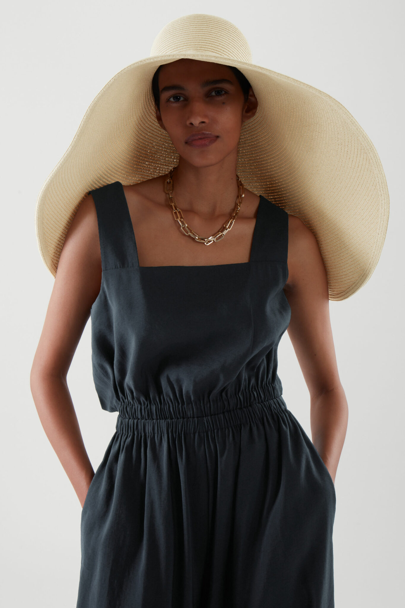 Capeline oversized en paille, COS, 45€. Capeline oversized en paille, COS, 45€.