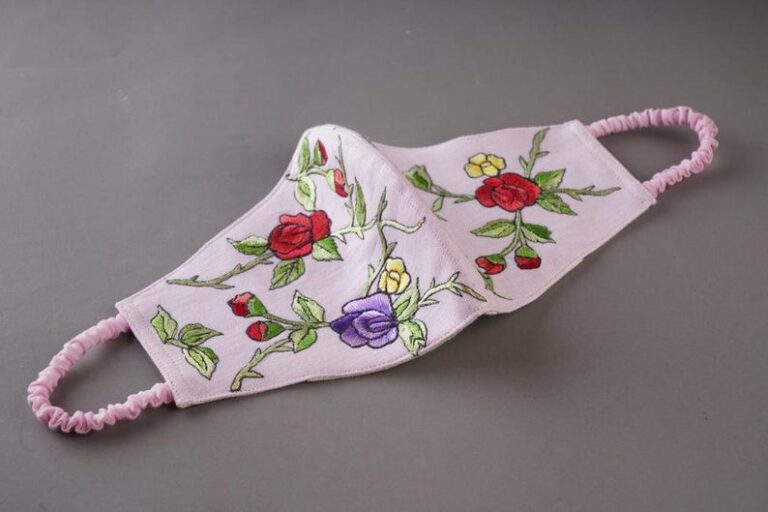 Masque respiratoire aux broderies fleuries, Etsy x Prabal Gurung, 34,75€. Masque respiratoire aux broderies fleuries, Etsy x Prabal Gurung, 34,75€.