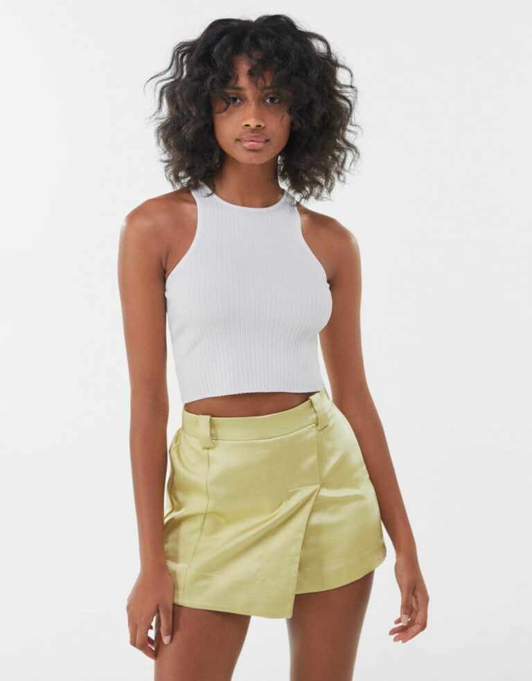 Mini jupe-short paréo satinée, Bershka, 25,99€. Mini jupe-short paréo satinée, Bershka, 25,99€.