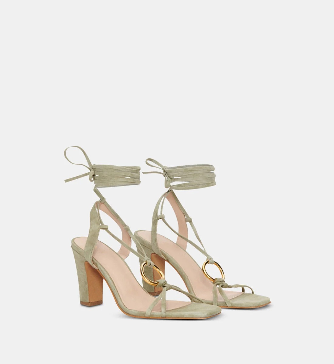 Sandales en cuir de chèvre velours orné d’un anneau, Claudie Pierlot, 147€ au lieu de 245€.