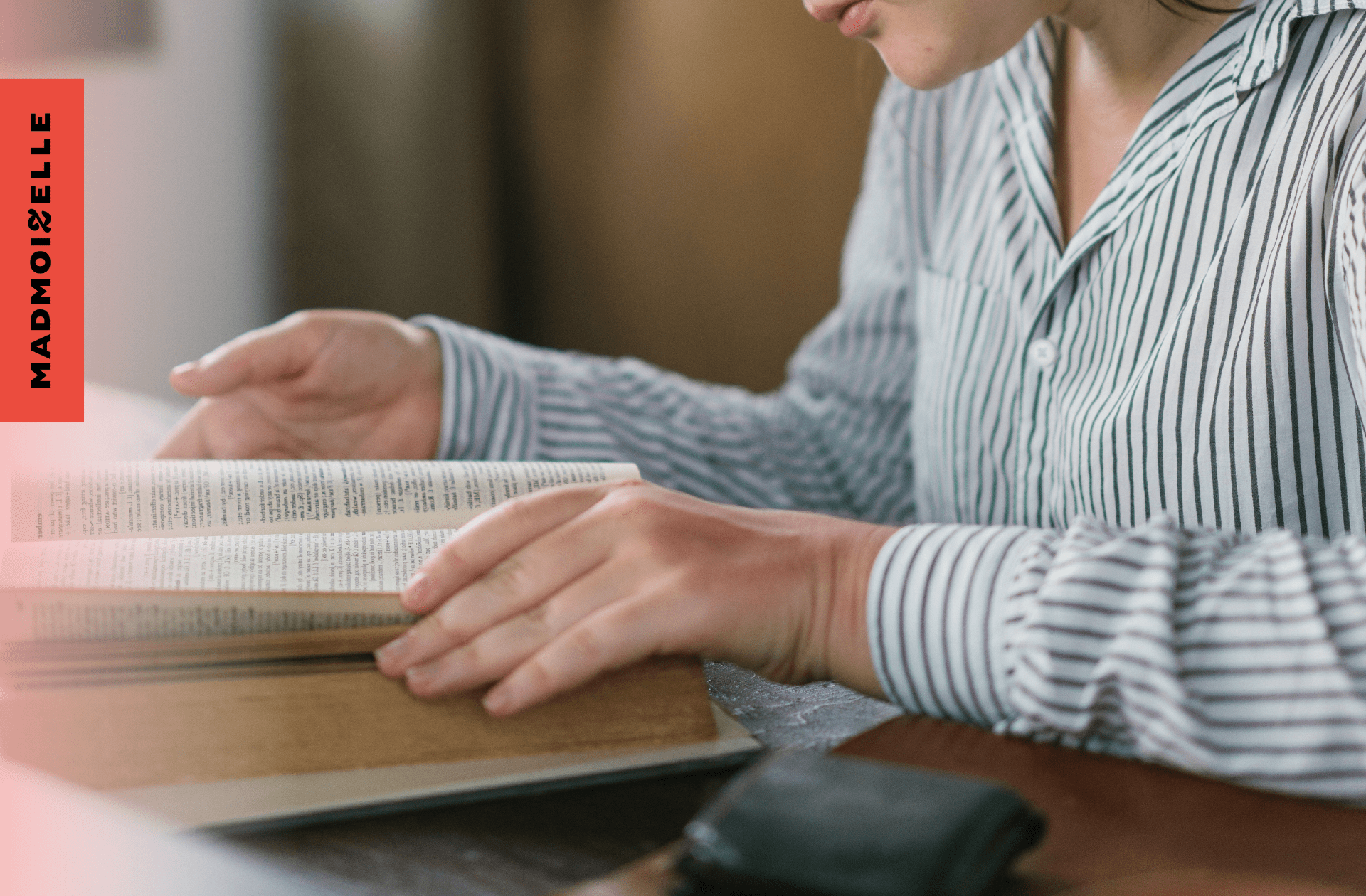 jeune femme lisant le dictionnaire