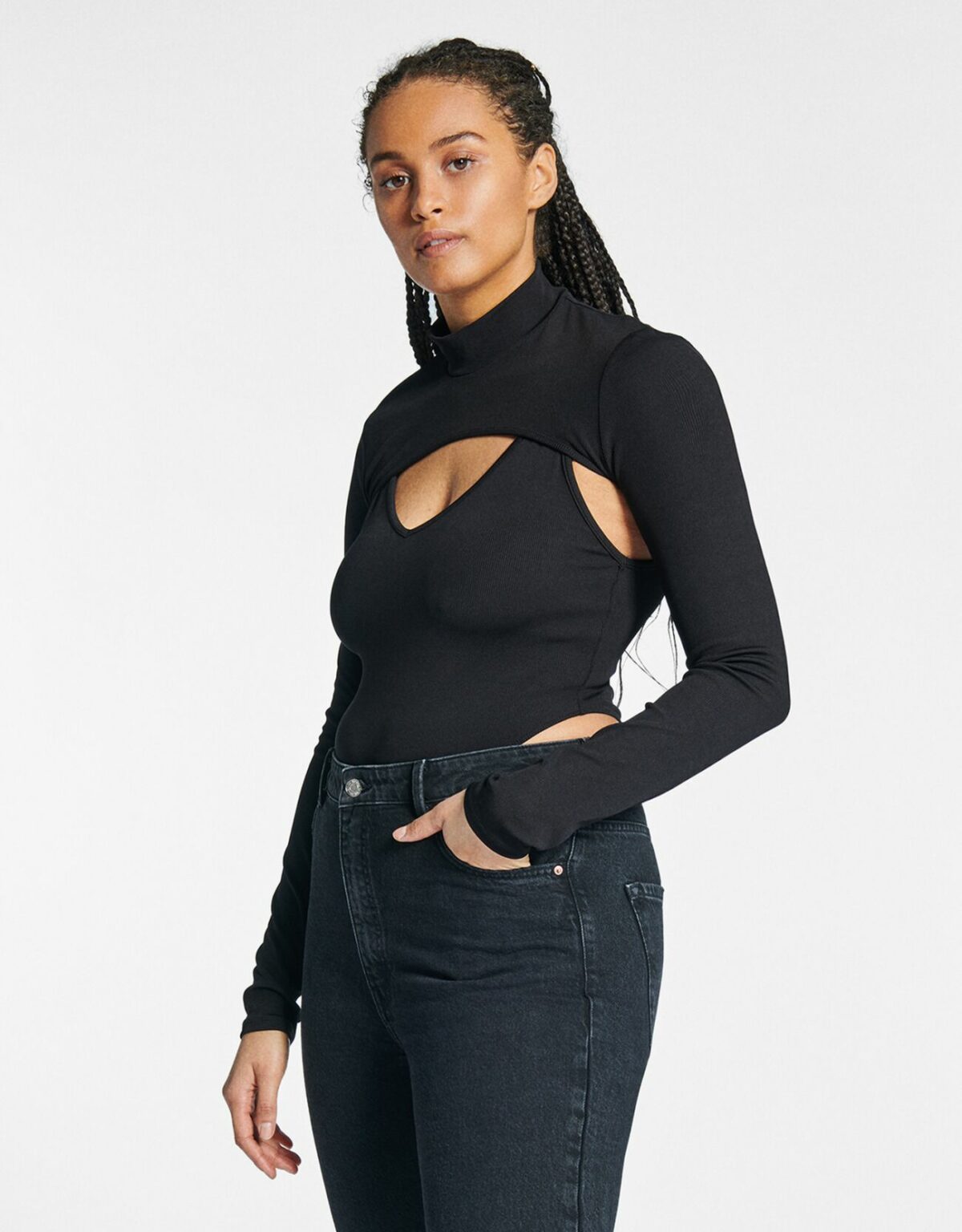 Body échancré sur les hanches à manchettes superposées, Bershka, 17,99€. Body échancré sur les hanches à manchettes superposées, Bershka, 17,99€.
