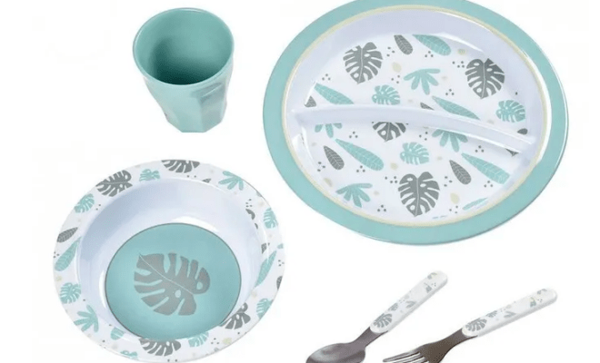Coffret repas Jungle en mélamine comprenant une assiette avec deux compartiments, un verre, une fourchette, une cuillère et un bavoir - 25,50 € 30,00 € Coffret repas Jungle en mélamine comprenant une assiette avec deux compartiments, un verre, une fourchette, une cuillère et un bavoir - 25,50 € 30,00 €