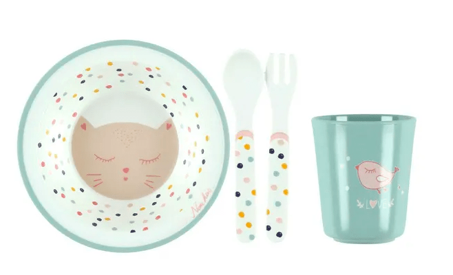 Set repas de la marque Noukie's en mélamine comprenant une assiette, une tasse, une fourchette et une cuillère - 26,95 € 29,95 € Set repas de la marque Noukie's en mélamine comprenant une assiette, une tasse, une fourchette et une cuillère - 26,95 € 29,95 €