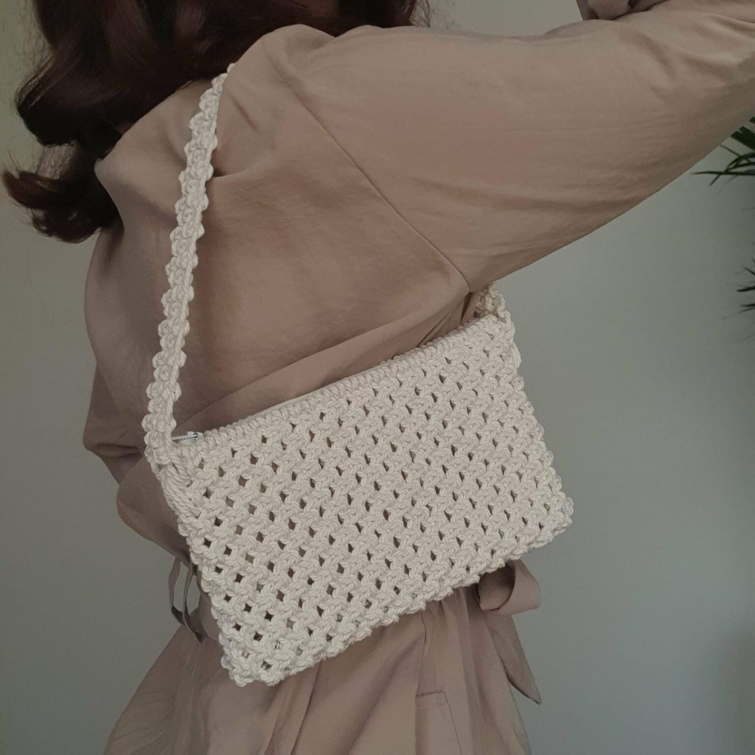 Sac baguette fait main en macramé, AtelierJR, 55€. Sac baguette fait main en macramé, AtelierJR, 55€.