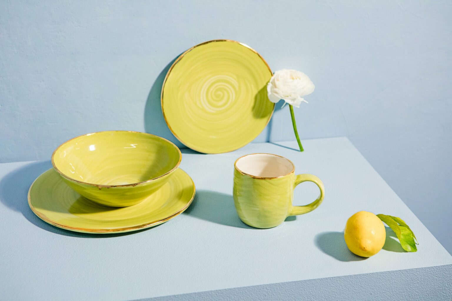 Service de table en céramique anis et bordure dorée, à partir de 60,84€. Service de table en céramique anis et bordure dorée, à partir de 60,84€.