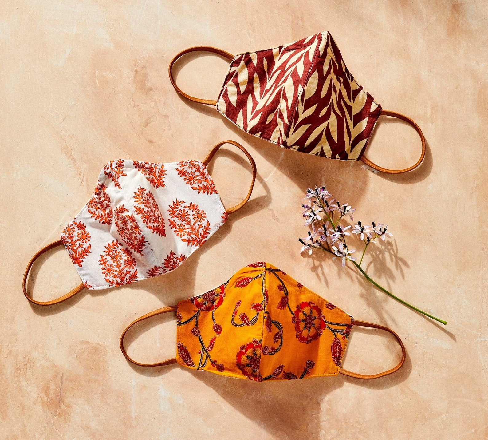 Ensemble de 3 masques de protection respiratoire en coton cousu à la main et décoré de motifs, DandEDiscovered, 51,18€.