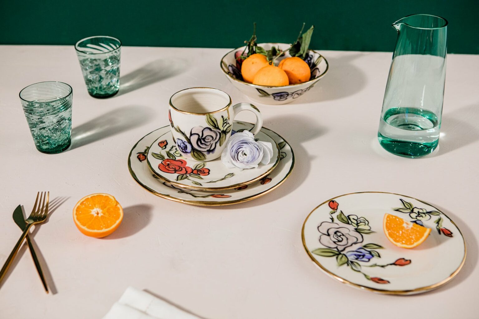 Service à thé aux motifs floraux et bordures dorées, Prabal Gurung x Etsy avec TwinettePoterie, à partir de 73,88€. Service à thé aux motifs floraux et bordures dorées, Prabal Gurung x Etsy avec TwinettePoterie, à partir de 73,88€.