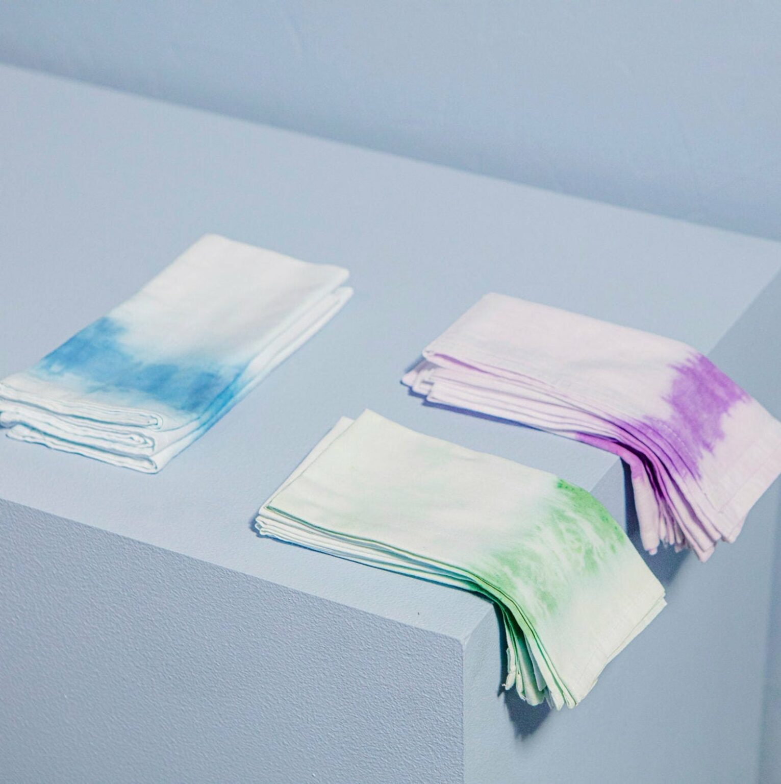 Ensemble de 2 serviettes bleues, 2 vertes, et 2 violettes, teintes en dégradé à la main en coton, 48,32 les 6 serviettes. Ensemble de 2 serviettes bleues, 2 vertes, et 2 violettes, teintes en dégradé à la main en coton, 48,32 les 6 serviettes.