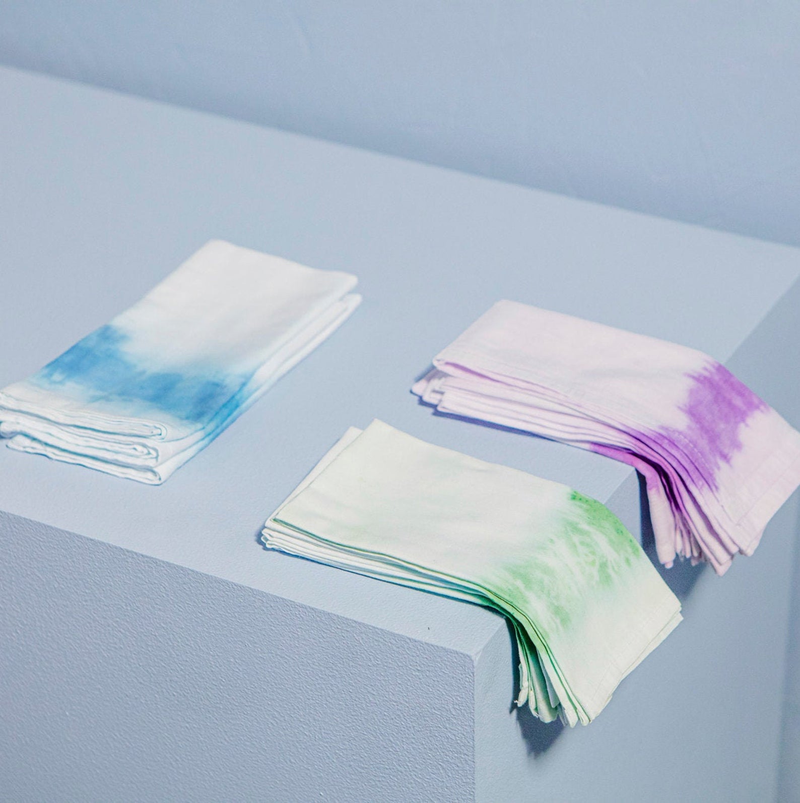 Ensemble de 2 serviettes bleues, 2 vertes, et 2 violettes, teintes en dégradé à la main en coton, 48,32 les 6 serviettes.