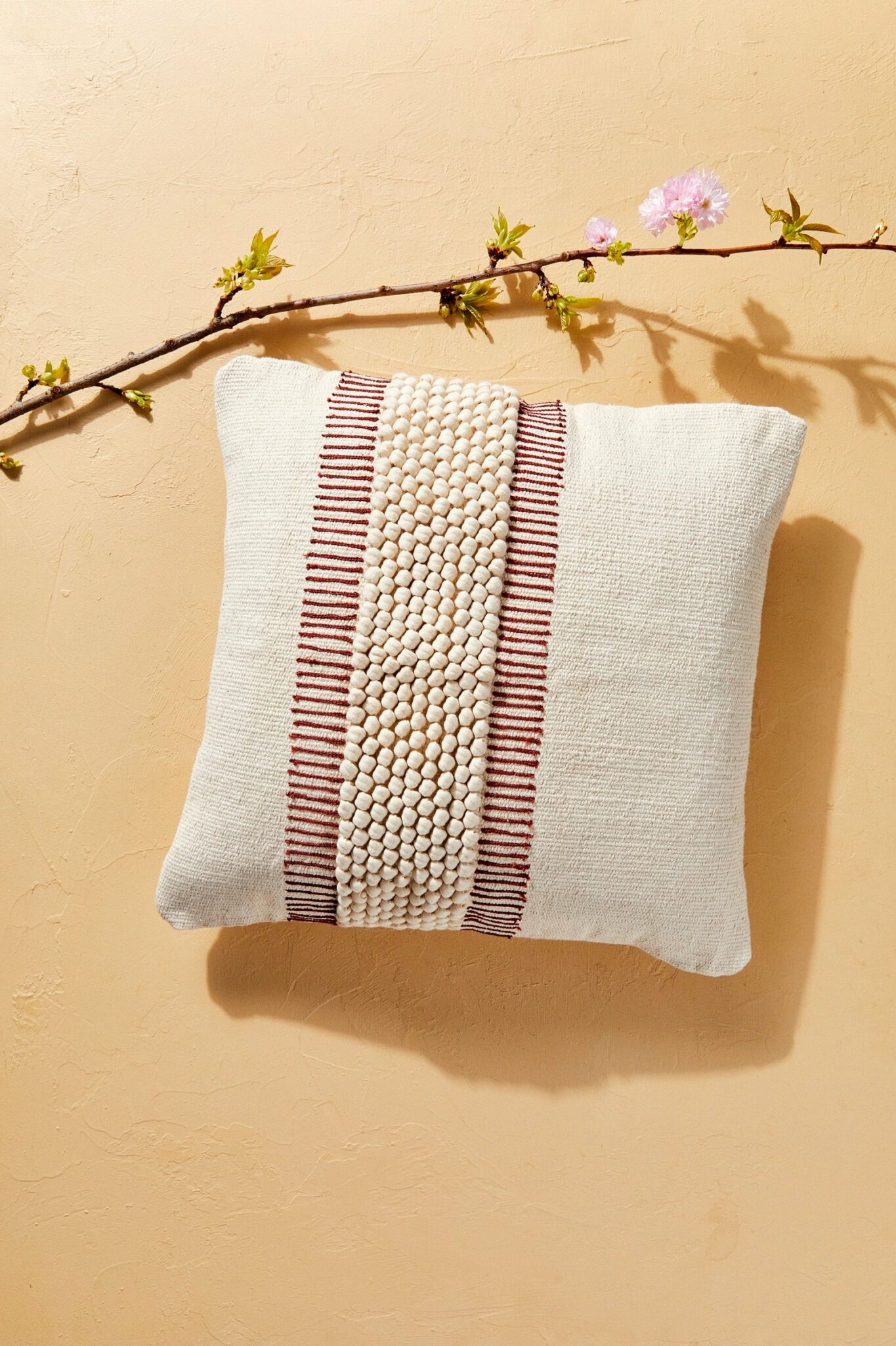 Coussin en coton tissé à la main, brodé d'un motif de bulles, ShopCocody, 72,51€. Coussin en coton tissé à la main, brodé d'un motif de bulles, ShopCocody, 72,51€.