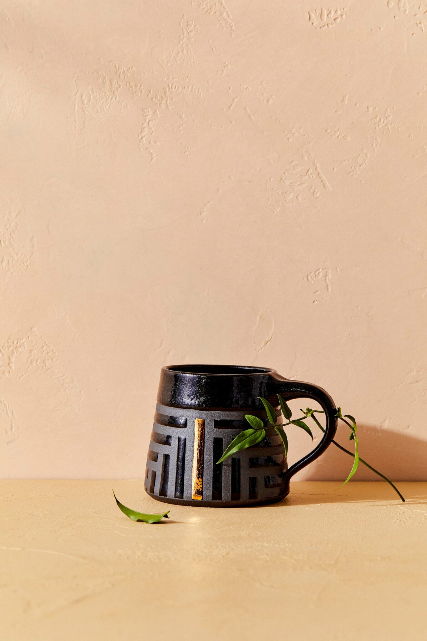 Tasse en céramique formée, peinte et glacée à la main, zzieeceramics, 51,18€. Tasse en céramique formée, peinte et glacée à la main, zzieeceramics, 51,18€.