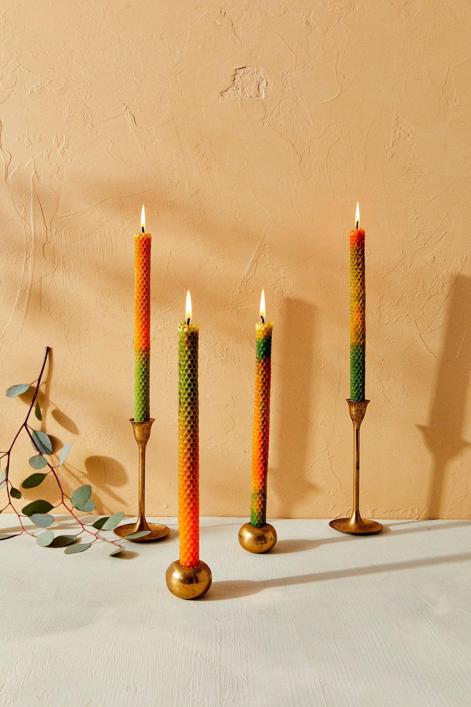 Ensemble de 4 bougies formées à la main, en cire d'abeille, décorées de motif alvéolé, SOOWORKS, 53,13€.