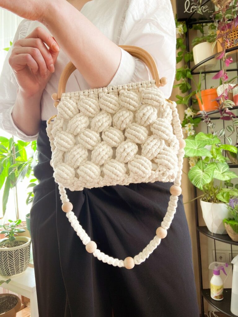 Sac à bandoulière en macramé, AycaHandmadeShop, 69,98€. Sac à bandoulière en macramé, AycaHandmadeShop, 69,98€.