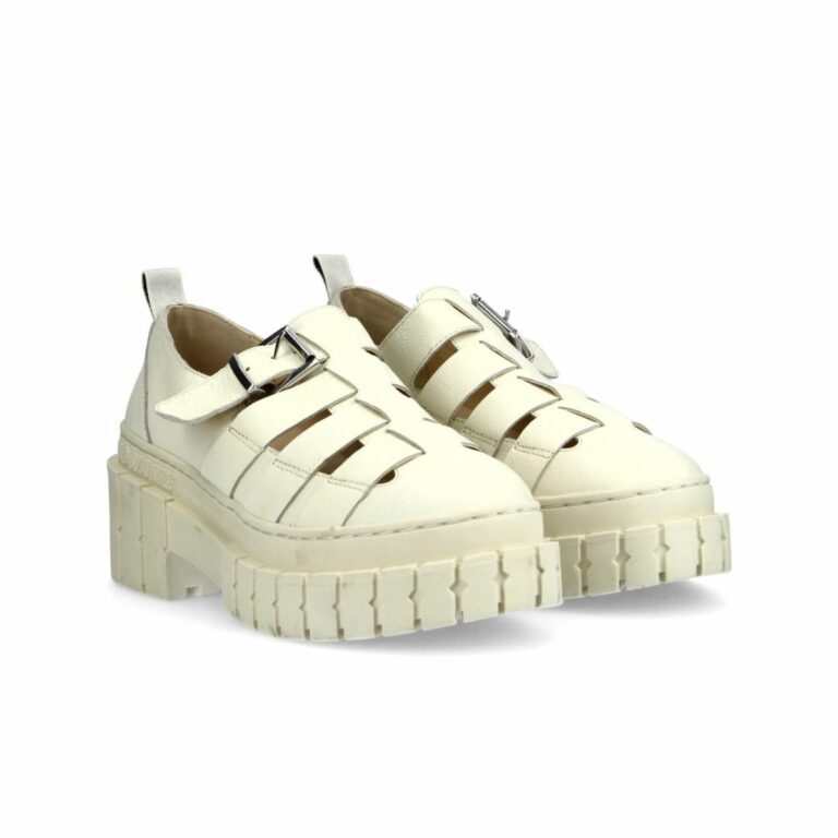 Sandales en cuir grainé et semelle crantée de 7,5 cm, No Name, 159€. Sandales en cuir grainé et semelle crantée de 7,5 cm, No Name, 159€.