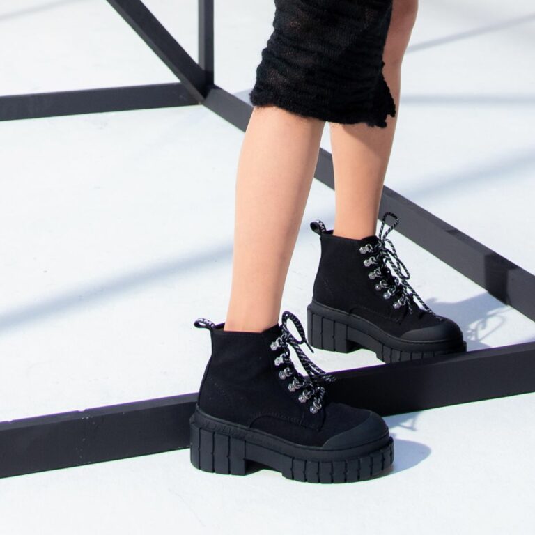 Bottines Kross Low Boots, en toile de coton et semelle crantée de 7,5 cm, No Name, 119€. Bottines Kross Low Boots, en toile de coton et semelle crantée de 7,5 cm, No Name, 119€.