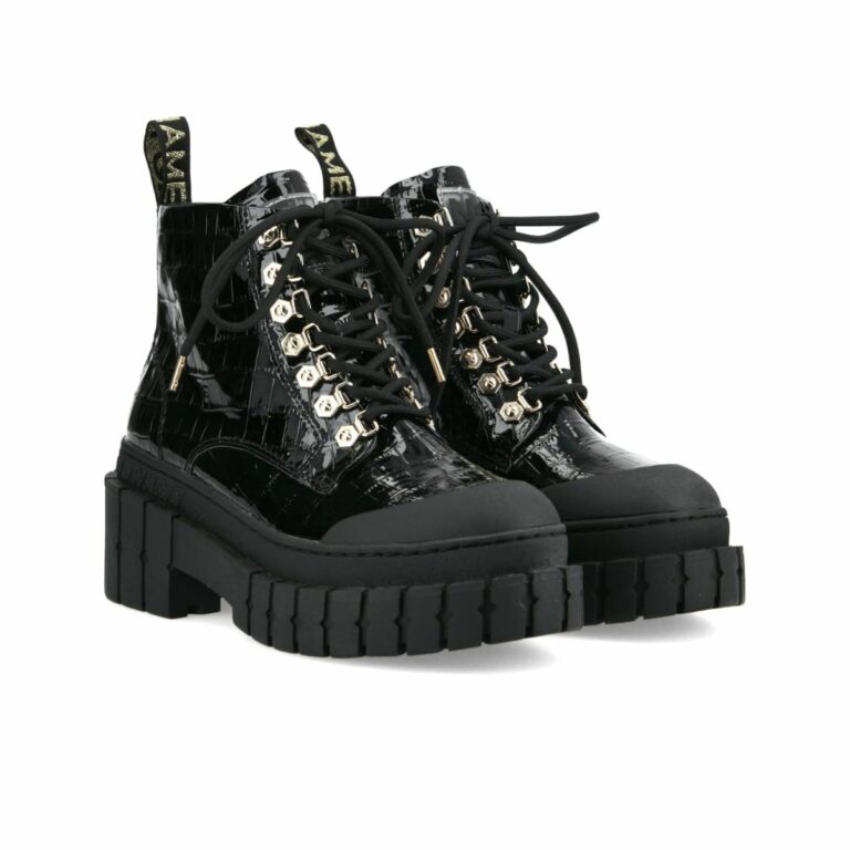 Bottines Kross Low Boots en similicuir embossé croco et semelle crantée de 7,5 cm, No Name, 159€. Bottines Kross Low Boots en similicuir embossé croco et semelle crantée de 7,5 cm, No Name, 159€.