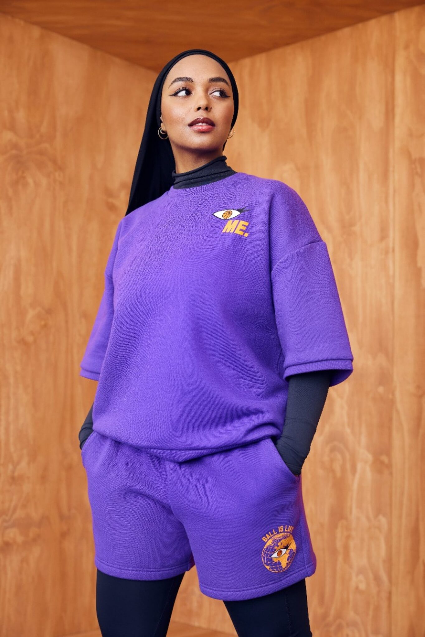 Sweat à manches courtes en 80% coton et 20% polyester, 49,99€ ; short en 80% coton et 20% polyester, 44,99€, Foot Locker x Melody Ehsani. Sweat à manches courtes en 80% coton et 20% polyester, 49,99€ ; short en 80% coton et 20% polyester, 44,99€, Foot Locker x Melody Ehsani.