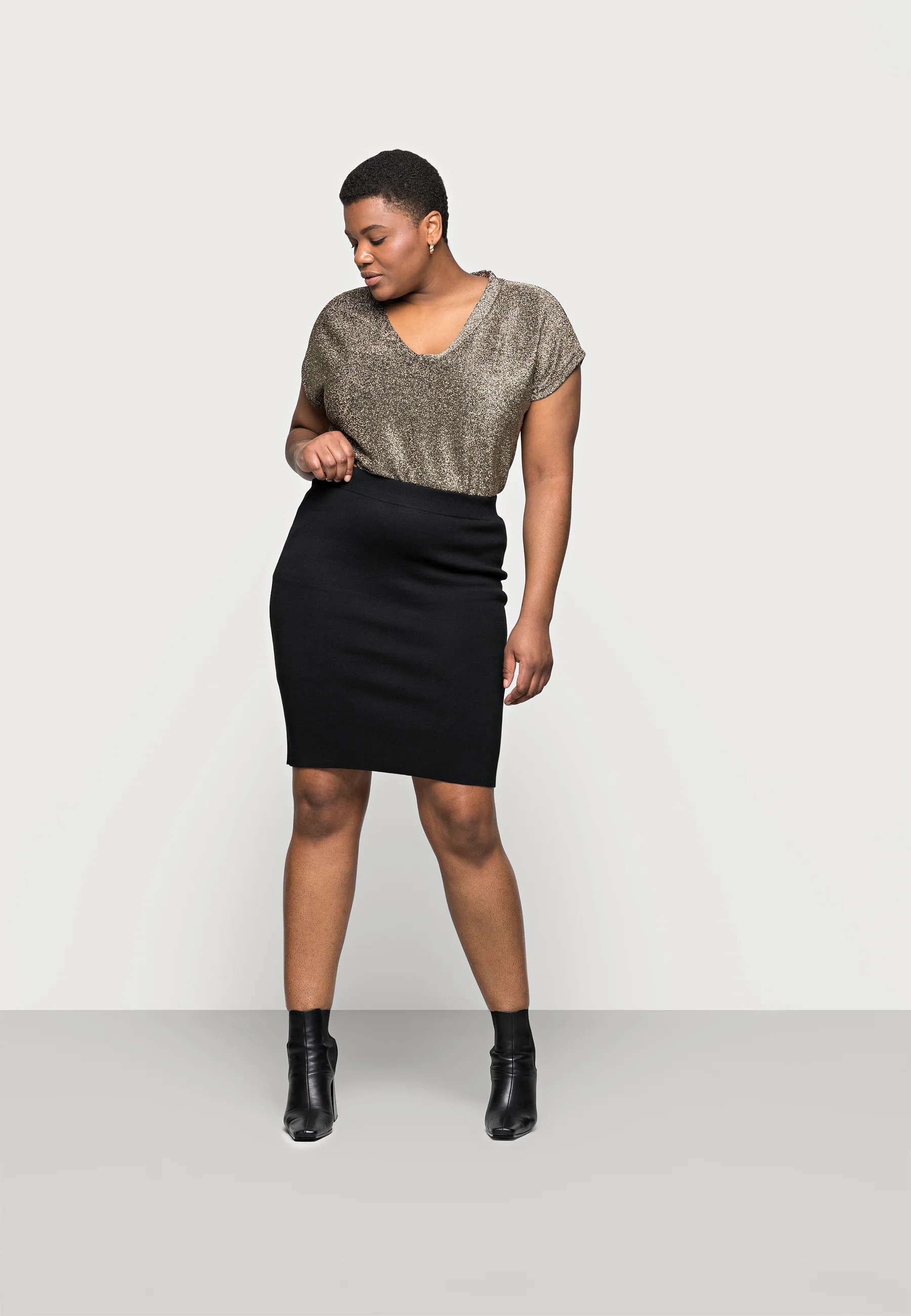 Jupe crayon à 80% viscose, 20% nylon, Kaffe Curve, 39,95€ au lieu de 49,95€. Jupe crayon à 80% viscose, 20% nylon, Kaffe Curve, 39,95€ au lieu de 49,95€.