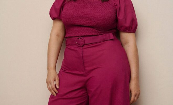 Blouse froncée à manches bouffantes, 39,99€, et jupe-culotte ceinturée longueur mi-mollet, 39,99€, Violeta by Mango, 49,99€. Blouse froncée à manches bouffantes, 39,99€, et jupe-culotte ceinturée longueur mi-mollet, 39,99€, Violeta by Mango, 49,99€.
