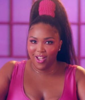 Lizzo dans le clip de "Juice"