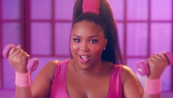 Lizzo dans le clip de "Juice"