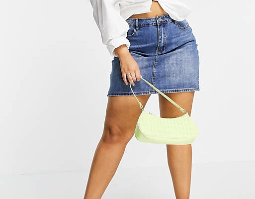 Mini-jupe en jean, Simply Be, 27,99€. Mini-jupe en jean, Simply Be, 27,99€.