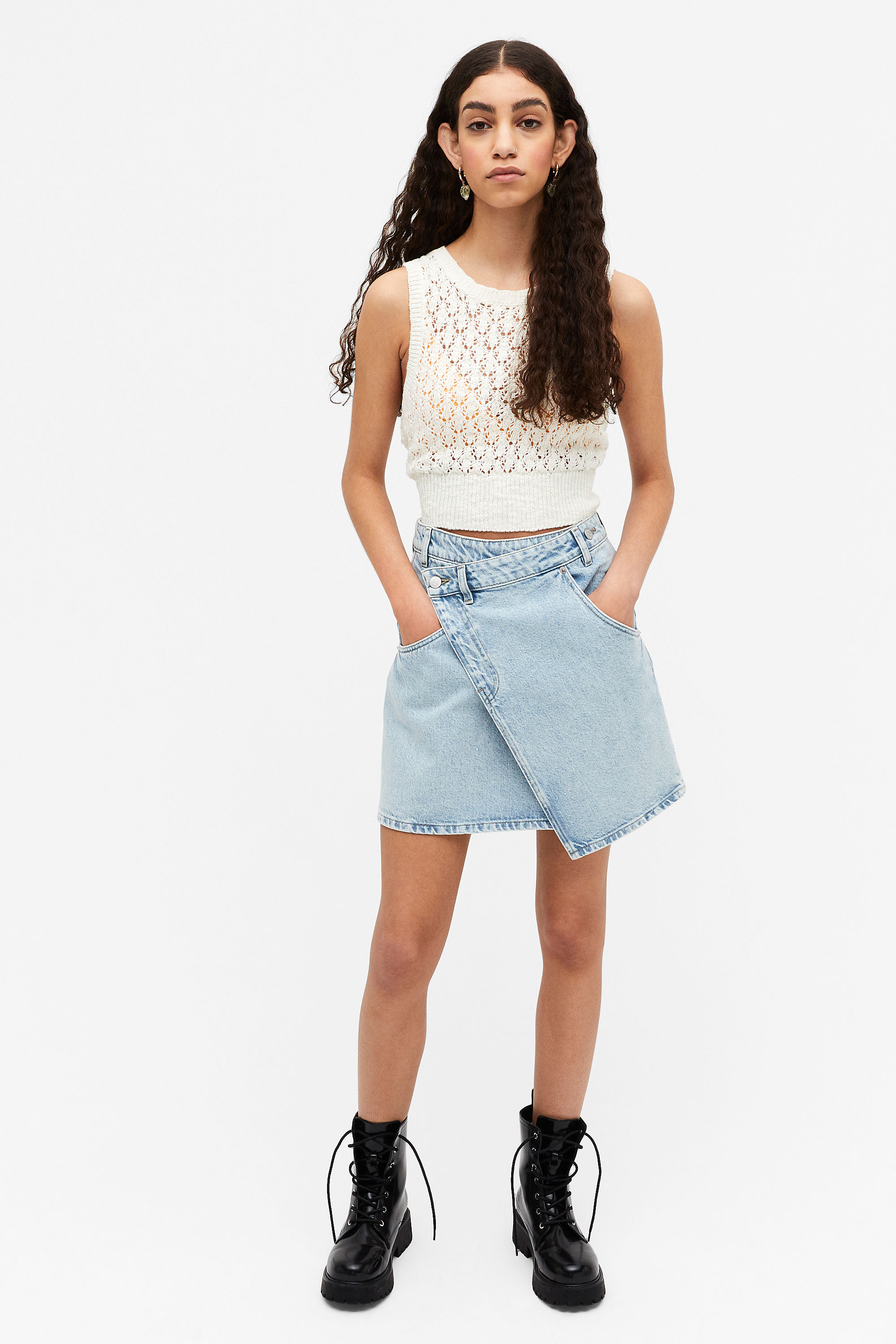 Mini-jupe en jean asymétrique, Monki, 25€.