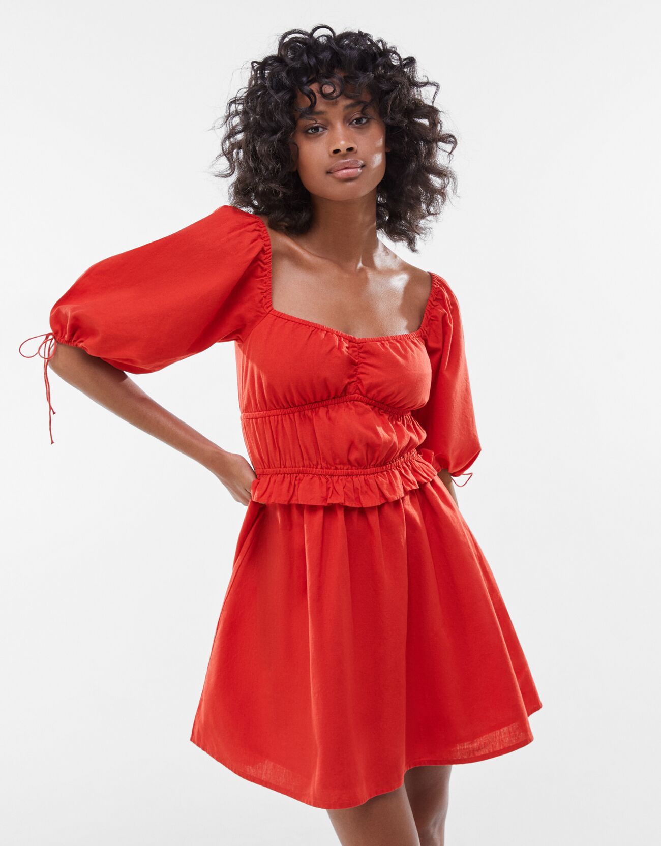 Robe courte à décolleté carré et manches bouffantes, en 87% coton et 13% lin, Bershka, 15,99€ au lieu de 29,99€.