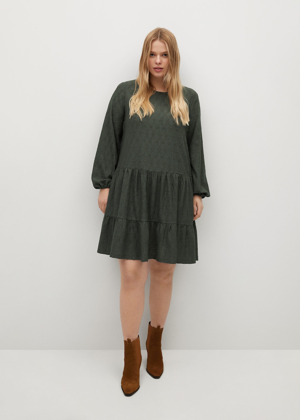 Robe courte à coupe évasée, col rond, manches longues bouffantes à poignets élastiques, en 99% polyester et 1+ elasthane, Violeta by Mango, 29,99€ au lieu de 49,99€.