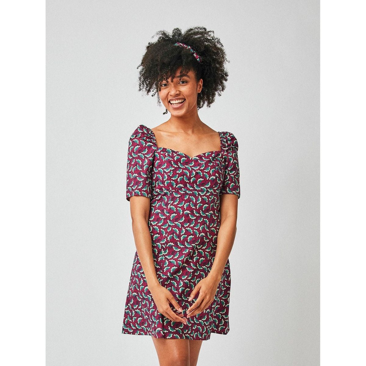 Robe à taille empire, imprimée, et décolleté carré, en 100% coton, Naf Naf, 69,99€.