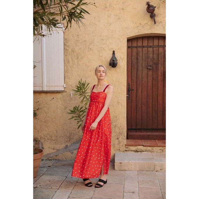 Robe à taille empire, imprimée, et larges bretelles rubans, en 100% coton, Soi Paris, 145€.