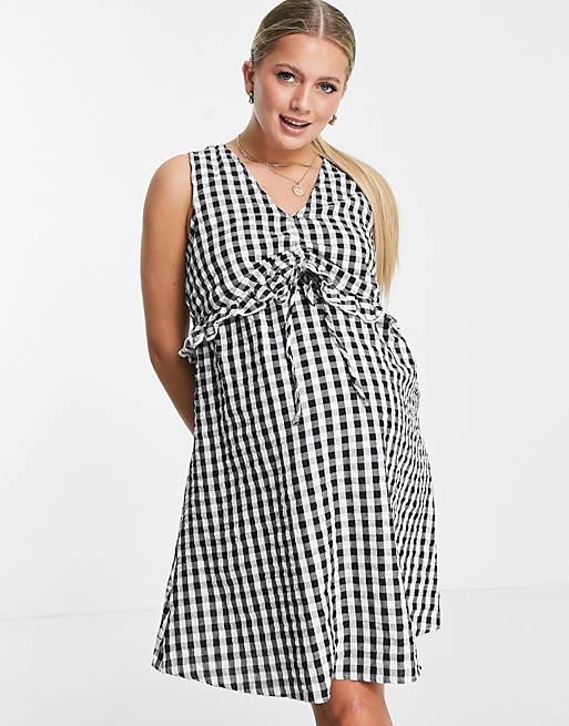 Robe à taille empire volantée et imprimé carreaux vichy en 100% coton, Asos Design Maternity, 34,99€.