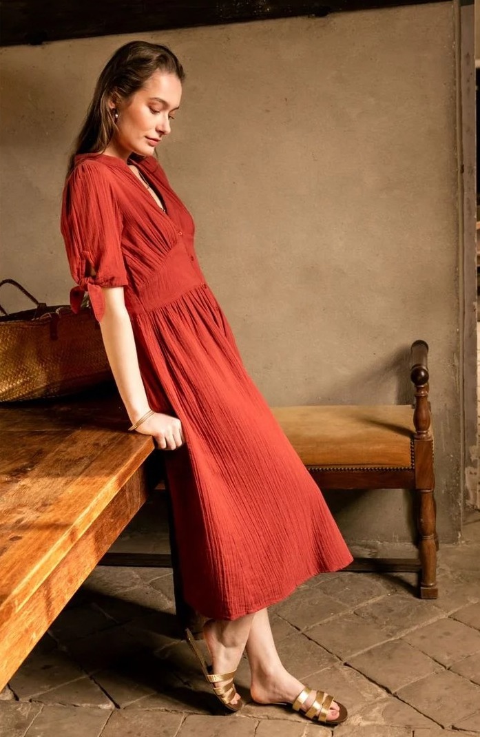 Robe longueur midi plissée à encolure en V, boutonnée sur le devant, en 100% coton, La Petite étoile, 89€.