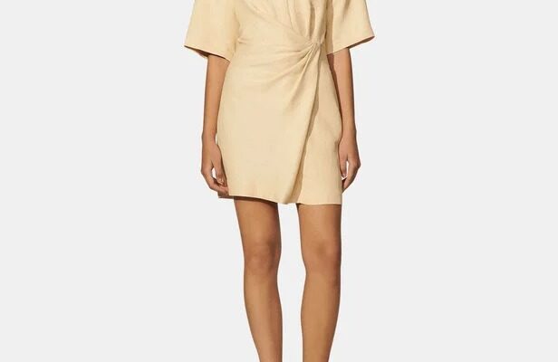 Robe courte façon polo à détail torsadé, en mélange de 67% viscose, 33% lin, Sandro, 195€. Robe courte façon polo à détail torsadé, en mélange de 67% viscose, 33% lin, Sandro, 195€.