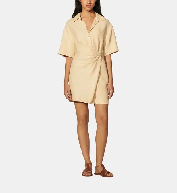 Robe courte façon polo à détail torsadé, en mélange de 67% viscose, 33% lin, Sandro, 195€.