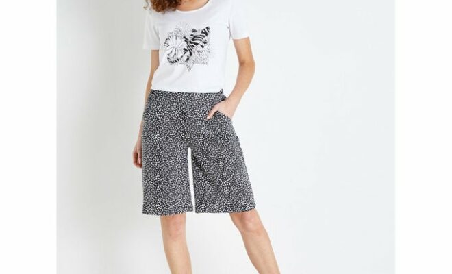 Lot de 2 bermudas (l'un complètement noir, l'autre imprimé), en 100% coton, Balsamik, 17,49€ le lot de 2 bermudas. Lot de 2 bermudas (l'un complètement noir, l'autre imprimé), en 100% coton, Balsamik, 17,49€ le lot de 2 bermudas.