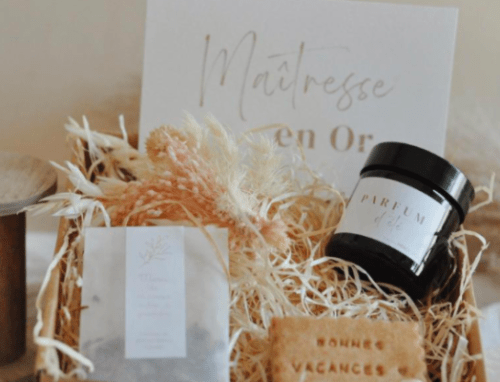 Box cadeau avec une bougie artisanale, trois biscuits personnalisés, un mini bouquet de fleurs séchées, un sachet de graines de prairie fleurie à semer - Etsy - 21,00 € Box cadeau avec une bougie artisanale, trois biscuits personnalisés, un mini bouquet de fleurs séchées, un sachet de graines de prairie fleurie à semer - Etsy - 21,00 €